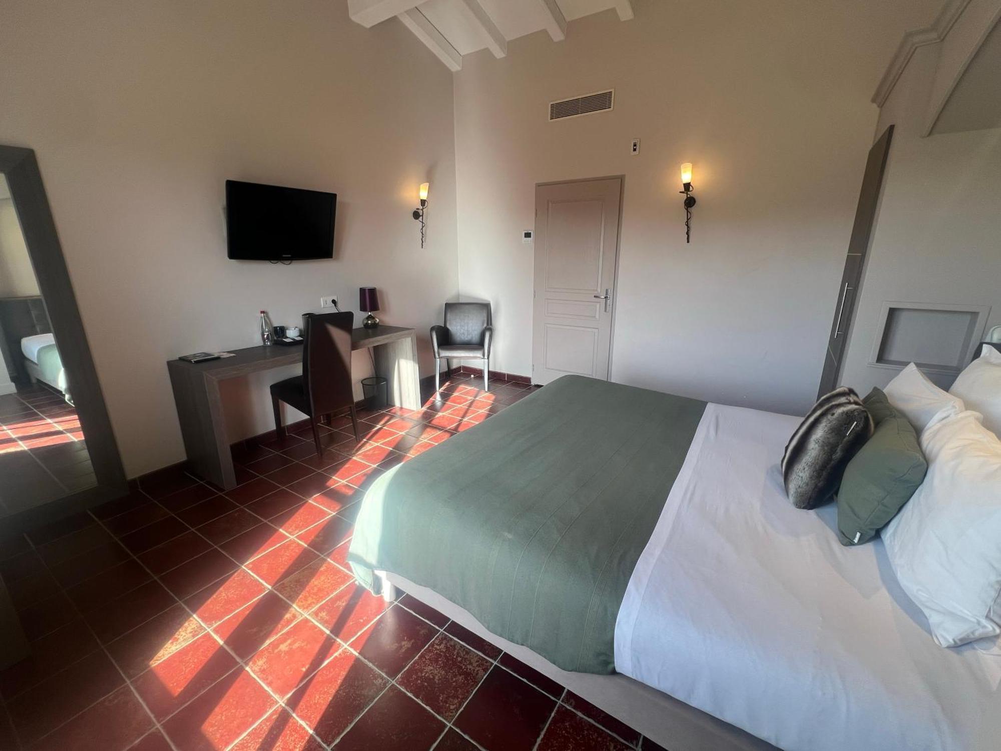 โฮเทล เรสเทอรองต์ ลา แบร์ฌรี Hotel Aragon ภายนอก รูปภาพ