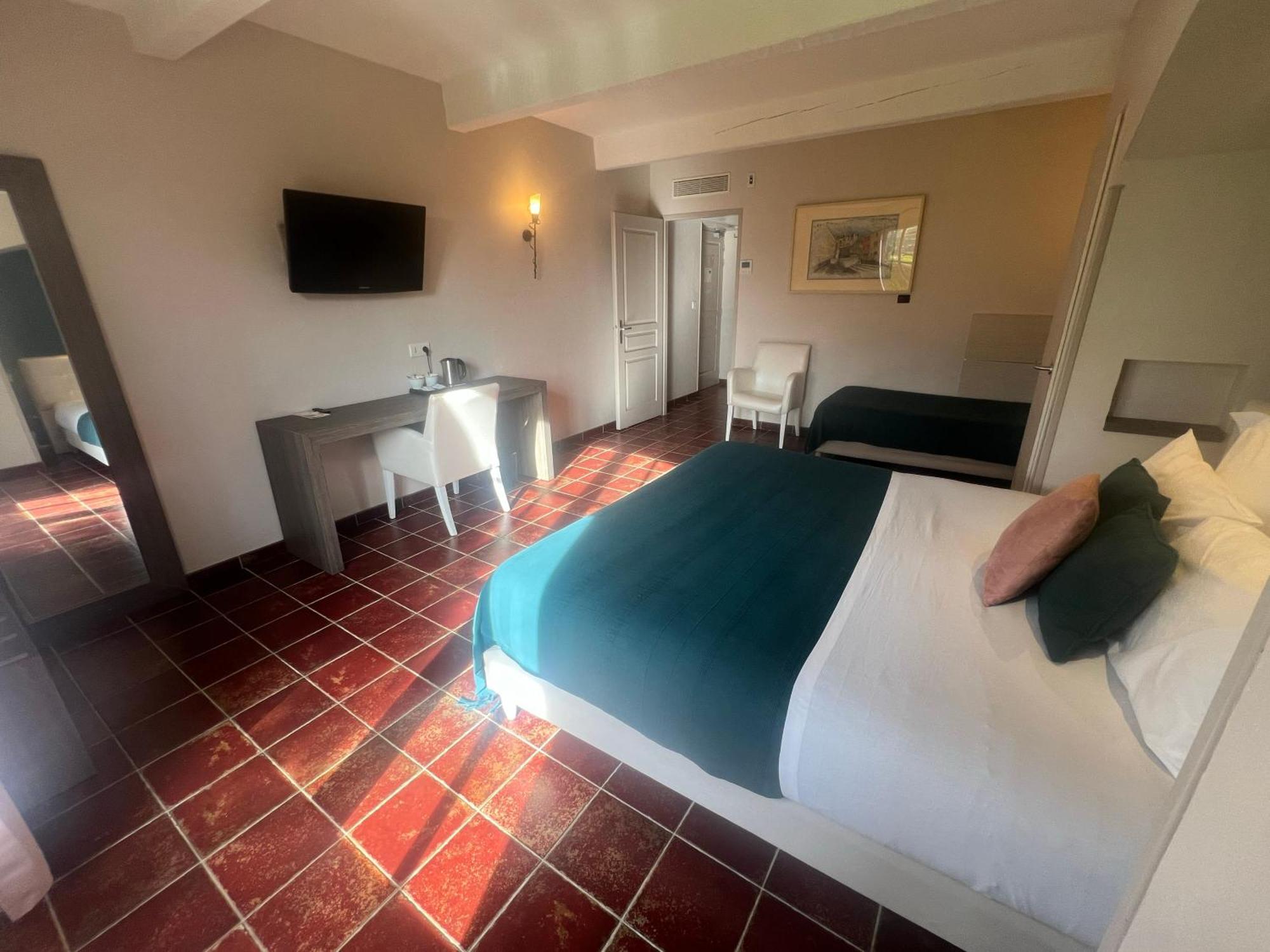 โฮเทล เรสเทอรองต์ ลา แบร์ฌรี Hotel Aragon ภายนอก รูปภาพ