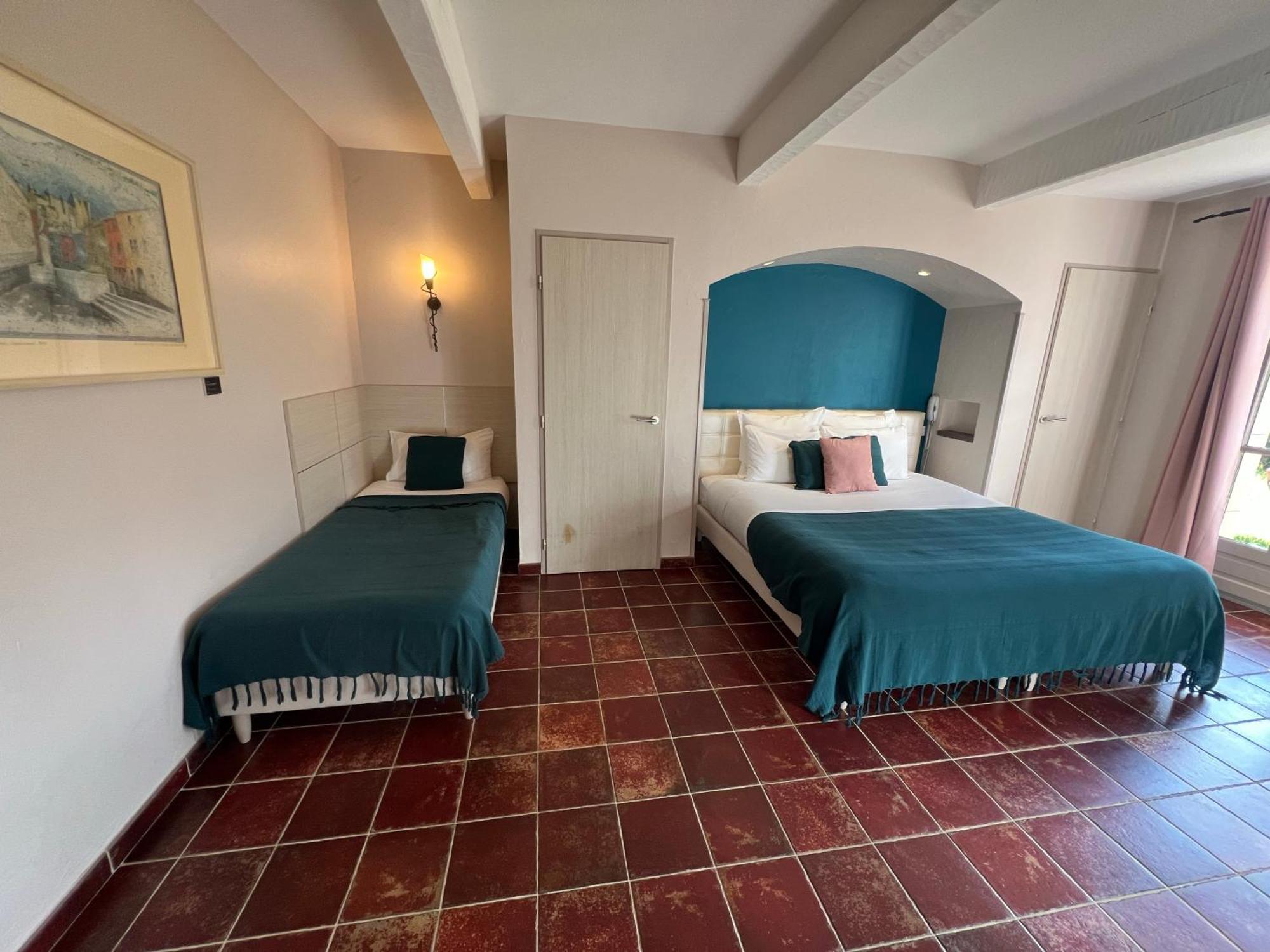 โฮเทล เรสเทอรองต์ ลา แบร์ฌรี Hotel Aragon ภายนอก รูปภาพ