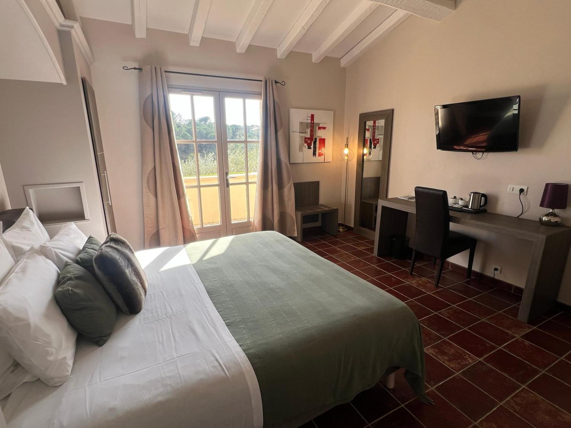 โฮเทล เรสเทอรองต์ ลา แบร์ฌรี Hotel Aragon ภายนอก รูปภาพ