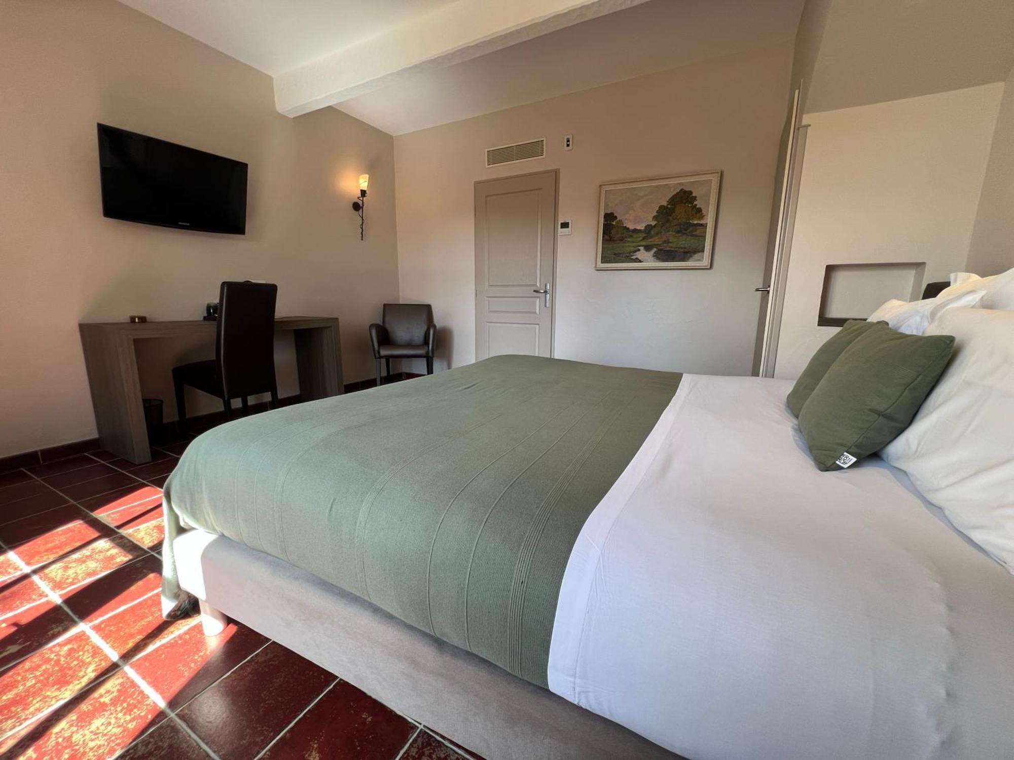 โฮเทล เรสเทอรองต์ ลา แบร์ฌรี Hotel Aragon ภายนอก รูปภาพ